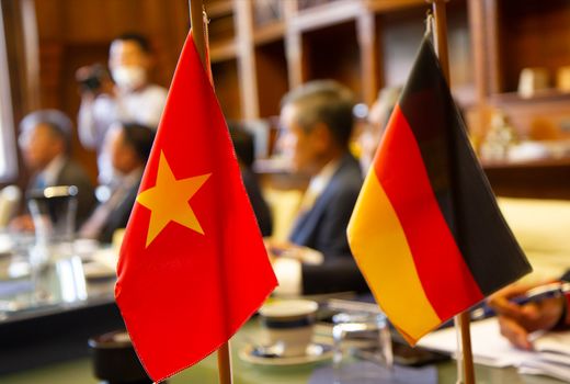 Vietnamesische Flagge und deutsche Flagge